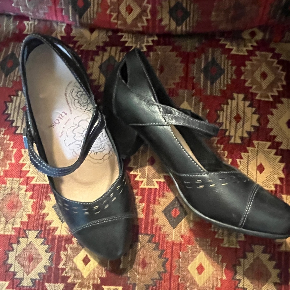 Taos Mary Jane type heels, black, size 8, 2 1/4 inch heel - Picture 2 of 8